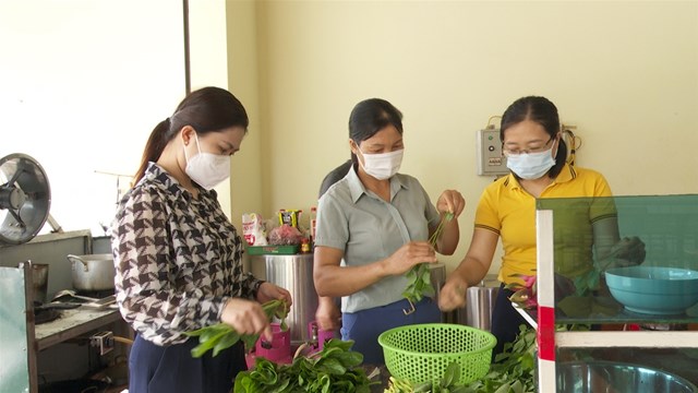 Hội vi&ecirc;n Hội Phụ nữ chung tay chuẩn bị những suất cơm cho lực lượng l&agrave;m nhiệm vụ tại chốt kiểm dịch