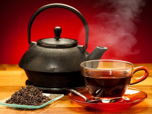 Giống như c&aacute;c loại tr&agrave; kh&aacute;c, tr&agrave; đen c&oacute; chứa: Caffeine; axit amin; carbohydrate; protein; kali; kho&aacute;ng sản ch&iacute;nh v&agrave; kho&aacute;ng chất vi lượng; mangan; fluoride; polyphenol.