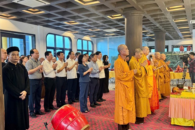 C&aacute;c đồng ch&iacute; l&atilde;nh đạo tỉnh Quảng Ninh c&ugrave;ng đại diện sở, ng&agrave;nh v&agrave; th&acirc;n nh&acirc;n thắp hương tưởng niệm tại Đại lễ cầu si&ecirc;u, b&agrave;y tỏ l&ograve;ng th&agrave;nh k&iacute;nh v&agrave; tri &acirc;n s&acirc;u sắc đối với những người đ&atilde; khuất.