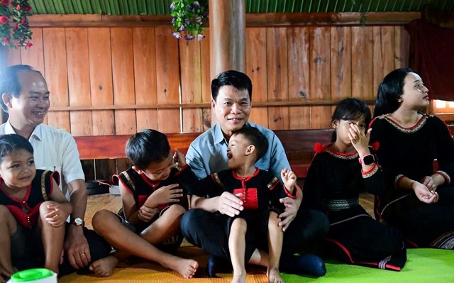 Chủ tịch UBND TP Hải Ph&ograve;ng L&ecirc; Ngọc Ch&acirc;u x&uacute;c động &ocirc;m c&aacute;c em nhỏ &ndash; con của c&aacute;n bộ, chiến sĩ đ&atilde; hy sinh trong vụ việc tại huyện Cư Kuin (Đắk Lắk), thể hiện t&igrave;nh cảm ấm &aacute;p v&agrave; sự sẻ chia s&acirc;u sắc của l&atilde;nh đạo th&agrave;nh phố đối với gia đ&igrave;nh liệt sĩ.