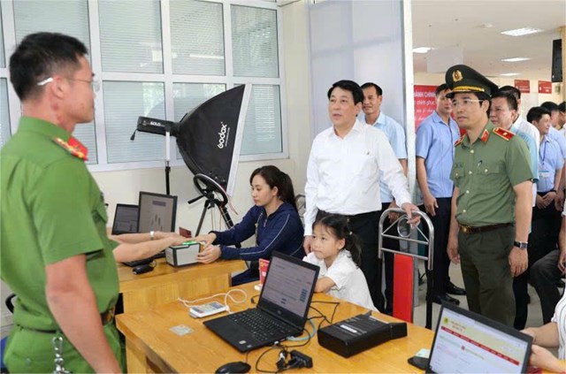 Chủ tịch nước Lương Cường kiểm tra quy tr&igrave;nh giải quyết thủ tục h&agrave;nh ch&iacute;nh tại Trung t&acirc;m Phục vụ h&agrave;nh ch&iacute;nh c&ocirc;ng x&atilde; Quảng H&agrave;; đ&aacute;nh gi&aacute; cao việc ứng dụng c&ocirc;ng nghệ, cải c&aacute;ch h&agrave;nh ch&iacute;nh phục vụ nh&acirc;n d&acirc;n.