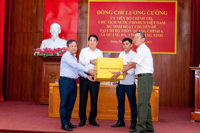 Chủ tịch nước Lương Cường trao tặng qu&agrave; lưu niệm cho Chi bộ th&ocirc;n Quảng Ch&iacute;nh 6, x&atilde; Quảng H&agrave;, tỉnh Quảng Ninh, trong buổi sinh hoạt chuy&ecirc;n đề.