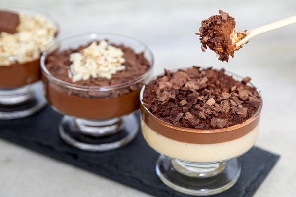 Một chiếc Pudding với lớp b&aacute;nh mềm mịn, vị chocolate trắng ngọt diu sẽ l&agrave;m bạn th&iacute;ch th&uacute; trong những buổi tiệc tr&agrave; chiều