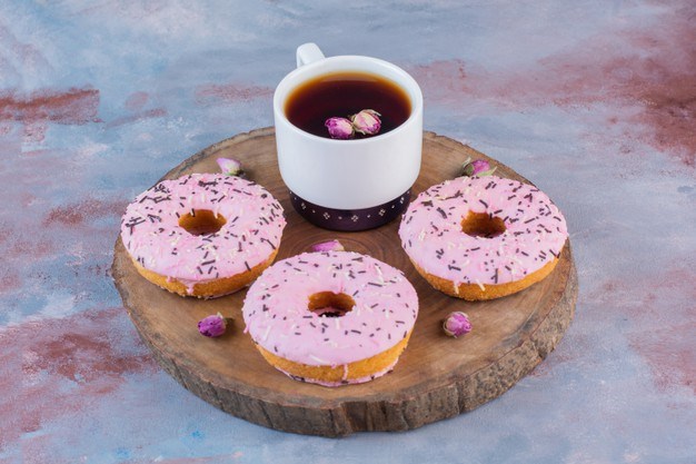 B&aacute;nh donut sẽ ph&ugrave; hợp với những buổi tiệc tr&agrave; c&oacute; trẻ em, v&igrave; m&agrave;u sắc v&agrave; h&igrave;nh d&aacute;ng v&ocirc; c&ugrave;ng bắt mắt sẽ khiến bọn trẻ th&iacute;ch th&uacute;