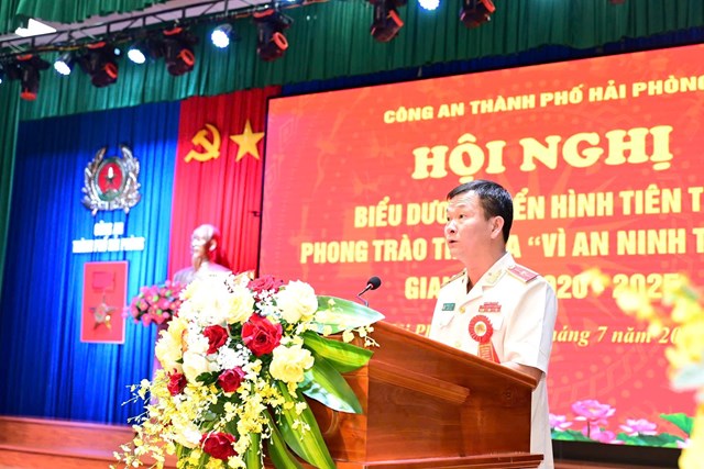 Thiếu tướng B&ugrave;i Quang B&igrave;nh, Gi&aacute;m đốc C&ocirc;ng an th&agrave;nh phố ph&aacute;t biểu tại hội nghị.