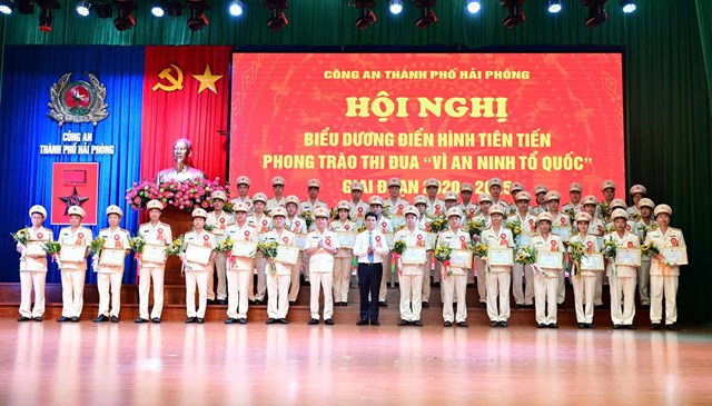 L&atilde;nh đạo th&agrave;nh phố v&agrave; C&ocirc;ng an TP Hải Ph&ograve;ng trao giấy khen cho c&aacute;c c&aacute; nh&acirc;n, tập thể ti&ecirc;u biểu trong phong tr&agrave;o thi đua V&igrave; An ninh Tổ quốc.