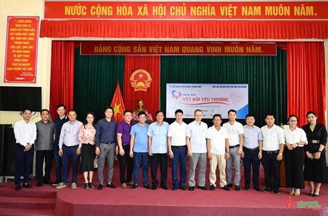 Th&agrave;nh vi&ecirc;n C&acirc;u lạc bộ b&aacute;o ch&iacute; Ph&uacute; Thọ tại H&agrave; Nội v&agrave; c&aacute;c nh&agrave; t&agrave;i trợ chụp ảnh lưu niệm c&ugrave;ng l&atilde;nh đạo địa phương.