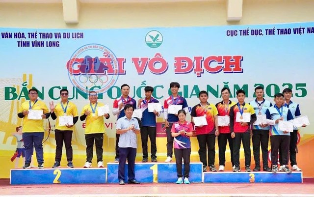 C&aacute;c vận động vi&ecirc;n Quảng Ninh (đứng tr&ecirc;n bục số 1) nhận Huy chương V&agrave;ng nội dung đồng đội nữ cung 3 d&acirc;y tại Giải V&ocirc; địch Bắn cung quốc gia 2025.