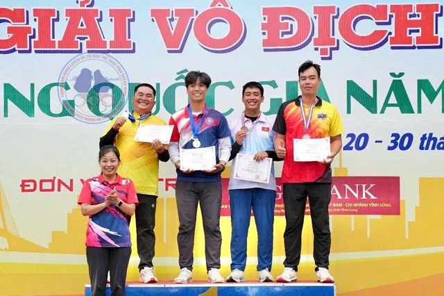 Vận động vi&ecirc;n Đặng C&ocirc;ng Đức (thứ hai từ tr&aacute;i sang) gi&agrave;nh 6 Huy chương V&agrave;ng ở c&aacute;c nội dung cung 3 d&acirc;y nam, g&oacute;p phần quan trọng v&agrave;o th&agrave;nh t&iacute;ch Nhất to&agrave;n đo&agrave;n của Quảng Ninh tại Giải V&ocirc; địch Bắn cung quốc gia 2025.