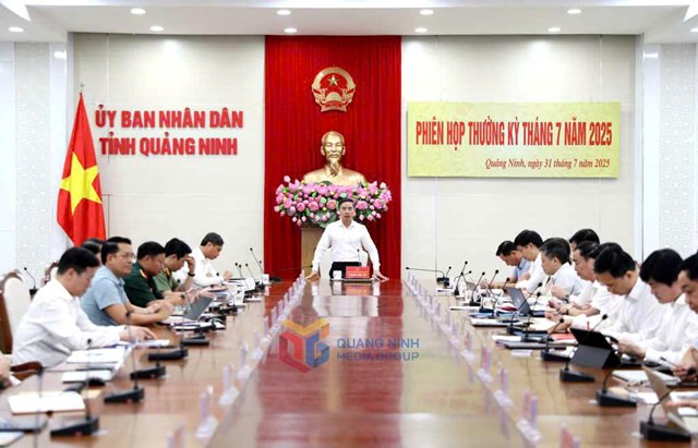 Đồng ch&iacute; Phạm Đức Ấn, Ph&oacute; B&iacute; thư Tỉnh ủy, Chủ tịch UBND tỉnh, chủ tr&igrave; phi&ecirc;n họp thường kỳ th&aacute;ng 7.