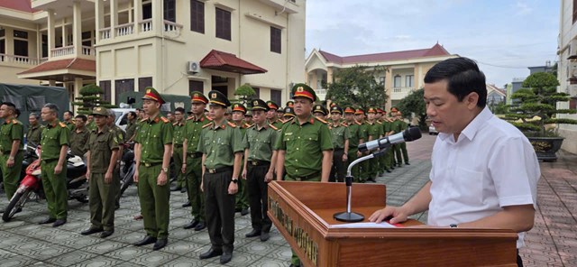 Đồng ch&iacute; Vũ Mạnh H&ugrave;ng &ndash; Ph&oacute; Chủ tịch UBND phường An Dương ph&aacute;t biểu ph&aacute;t động tại Lễ ra qu&acirc;n tấn c&ocirc;ng, trấn &aacute;p tội phạm tr&ecirc;n địa b&agrave;n.