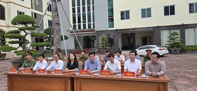 C&aacute;c đồng ch&iacute; l&atilde;nh đạo Đảng ủy, HĐND, UBND, Ủy ban MTTQ Việt Nam phường An Dương v&agrave; c&aacute;c ban, ng&agrave;nh dự Lễ ra qu&acirc;n cao điểm tấn c&ocirc;ng, trấn &aacute;p tội phạm s&aacute;ng 01/8/2025.
