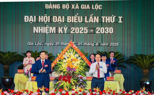 Đồng ch&iacute; L&ecirc; Tiến Ch&acirc;u, Ủy vi&ecirc;n Trung ương Đảng, B&iacute; thư Th&agrave;nh uỷ, Trưởng Đo&agrave;n Đại biểu Quốc hội th&agrave;nh phố Hải Ph&ograve;ng tặng hoa ch&uacute;c mừng Đại hội