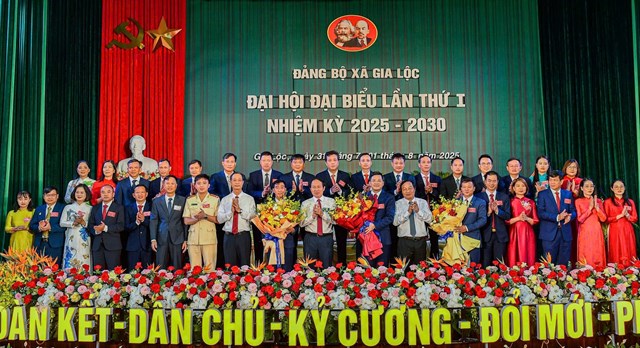 C&aacute;c đồng ch&iacute; l&atilde;nh đạo th&agrave;nh phố Hải Ph&ograve;ng tặng hoa ch&uacute;c mừng Ban Chấp h&agrave;nh Đảng bộ x&atilde; Gia Lộc nhiệm kỳ 2025 - 2030