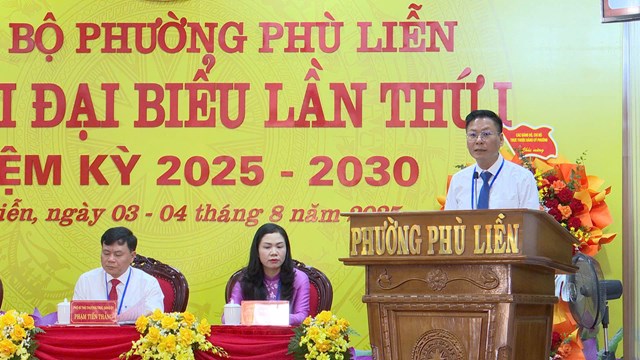 Đồng ch&iacute; Phạm Tiến Thắng &ndash; Ph&oacute; B&iacute; thư Thường trực Đảng ủy phường Ph&ugrave; Liễn tr&igrave;nh b&agrave;y b&aacute;o c&aacute;o tại phi&ecirc;n tr&ugrave; bị Đại hội đại biểu Đảng bộ phường lần thứ I, nhiệm kỳ 2025&ndash;2030.