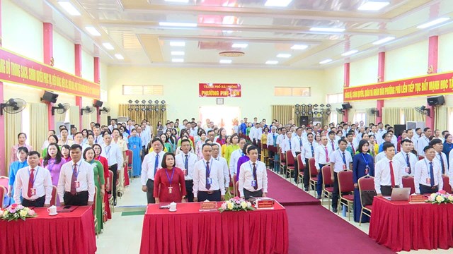 To&agrave;n cảnh phi&ecirc;n tr&ugrave; bị Đại hội đại biểu Đảng bộ phường Ph&ugrave; Liễn lần thứ I, nhiệm kỳ 2025&ndash;2030 &ndash; nghi thức ch&agrave;o cờ.