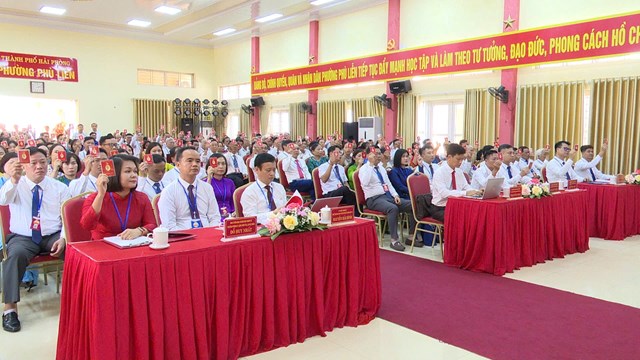 C&aacute;c đại biểu biểu quyết th&ocirc;ng qua nội dung chương tr&igrave;nh, quy chế l&agrave;m việc tại phi&ecirc;n tr&ugrave; bị Đại hội.