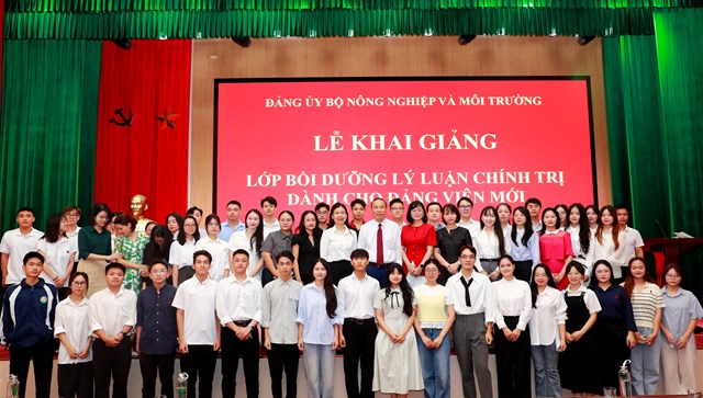 Khai giảng lớp “Bồi dưỡng l&#253; luận ch&#237;nh trị d&#224;nh cho đảng vi&#234;n mới” năm 2025 - Ảnh 2