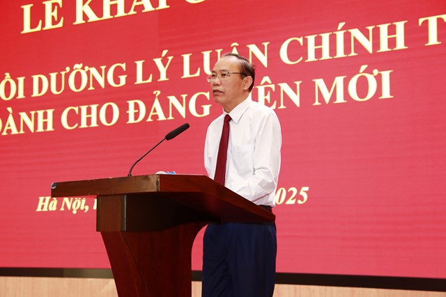 Đồng ch&iacute; Ph&ugrave;ng Đức Tiến &ndash; Ủy vi&ecirc;n Ban Thường vụ, Trưởng ban Tuy&ecirc;n gi&aacute;o v&agrave; D&acirc;n vận Đảng ủy Bộ, Thứ trưởng Bộ N&ocirc;ng nghiệp v&agrave; M&ocirc;i trường