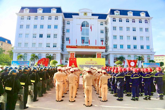 To&agrave;n cảnh buổi Lễ ra qu&acirc;n tấn c&ocirc;ng, trấn &aacute;p tội phạm của C&ocirc;ng an tỉnh Quảng Ninh s&aacute;ng 4/8 tại Quảng trường 30/10, TP Hạ Long.