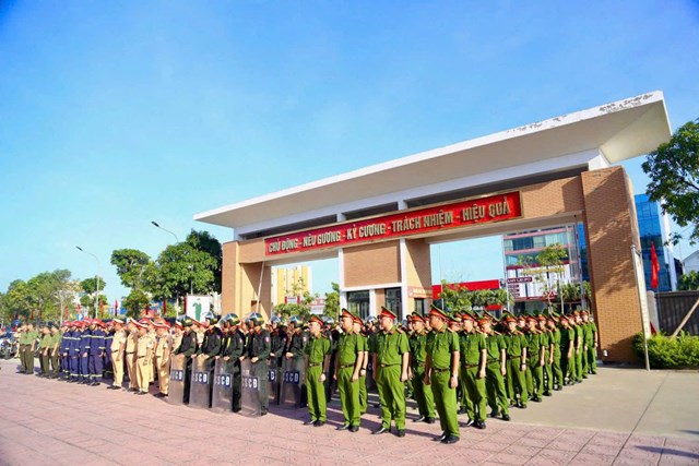 C&aacute;n bộ, chiến sĩ C&ocirc;ng an tỉnh Quảng Ninh thể hiện quyết t&acirc;m giữ vững an ninh, trật tự, bảo vệ Đại hội Đảng c&aacute;c cấp.