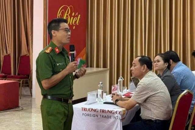 Đ/c Trung t&aacute; Cao Nguyễn Song Phước, b&aacute;o c&aacute;o vi&ecirc;n Chuy&ecirc;n đề Tuy&ecirc;n truyền kỹ năng PCCC&amp;CNCH