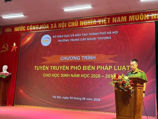 Đ/c Thiếu t&aacute; Trịnh Việt Đức, b&aacute;o c&aacute;o vi&ecirc;n Chuy&ecirc;n đề tuy&ecirc;n truyền Luật trật tự an to&agrave;n giao th&ocirc;ng đường bộ