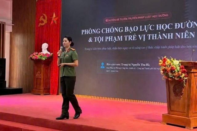 Đ/c Trung t&aacute; Nguyễn Thu H&agrave;, b&aacute;o c&aacute;o vi&ecirc;n tuy&ecirc;n truyền Chuy&ecirc;n đề Ph&ograve;ng chống bạo lực học đường