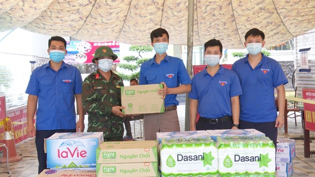 Huyện đo&agrave;n huyện Thanh Thủy (Ph&uacute; Thọ) trao nhu yếu phẩm cho lực lượng đang thực hiện nhiệm vụ tại chốt kiểm dịch