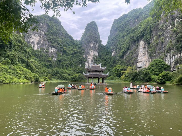 Đền Trần giữa d&ograve;ng nước &ndash; nơi tưởng niệm Quốc c&ocirc;ng Tiết chế Trần Hưng Đạo &ndash; một danh tướng giữ nước lừng lẫy trong lịch sử d&acirc;n tộc.