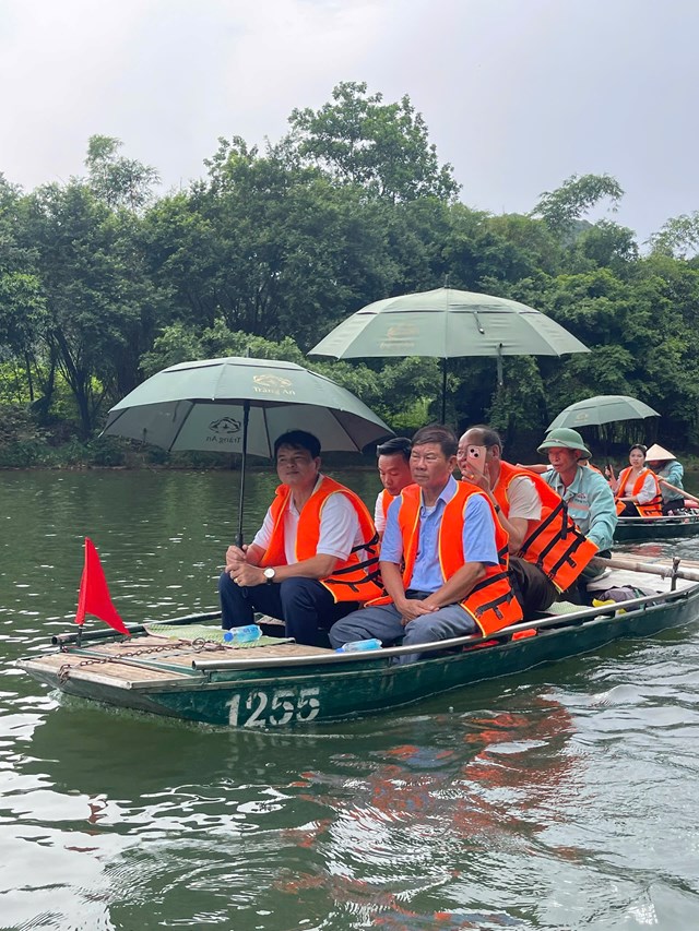 Tr&agrave;ng An c&ograve;n l&agrave; nơi văn h&oacute;a d&acirc;n gian sống động với h&igrave;nh ảnh những người ch&egrave;o đ&ograve; &ndash; vừa l&agrave; người l&aacute;i thuyền, vừa l&agrave; người kể chuyện. Từng c&acirc;u ca, điệu h&aacute;t, từng lời thuyết minh dung dị của họ đ&atilde; g&oacute;p phần tạo n&ecirc;n một kh&ocirc;ng gian văn h&oacute;a nh&acirc;n bản, truyền cảm hứng đến từng du kh&aacute;ch.