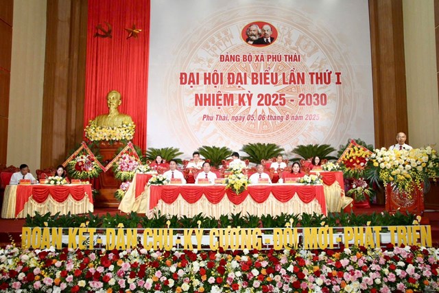 Đo&agrave;n chủ tịch Đại hội.
