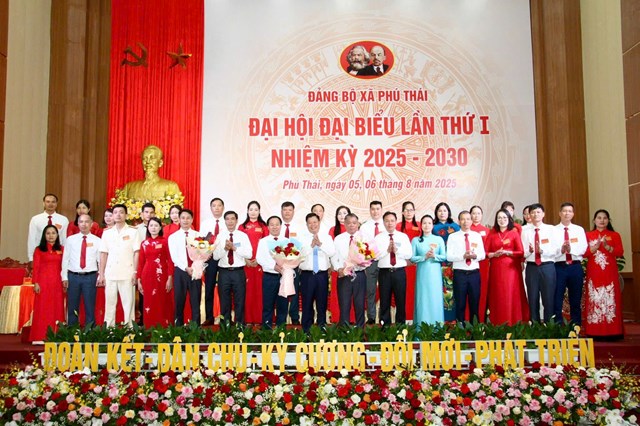 Ban chấp h&agrave;nh Đảng bộ x&atilde; Ph&uacute; Th&aacute;i nhiệm kỳ 2025-2030 ra mắt Đại hội.