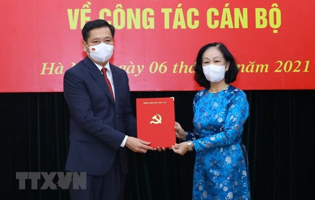 Ủy vi&ecirc;n Bộ Ch&iacute;nh trị, Trưởng Ban Tổ chức Trung ương Trương Thị Mai trao quyết định bổ nhiệm cho &ocirc;ng Nguyễn Long Hải - Ảnh: TTXVN