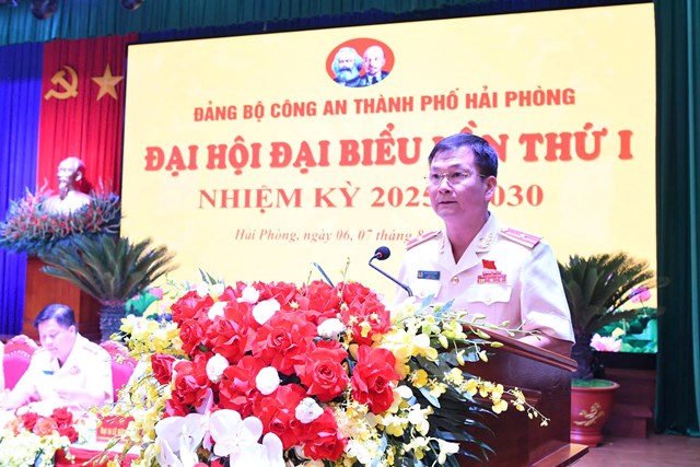 Thiếu tướng B&ugrave;i Quang B&igrave;nh, Ủy vi&ecirc;n BTV Th&agrave;nh ủy, B&iacute; thư Đảng ủy, Gi&aacute;m đốc CATP ph&aacute;t biểu tại đại hội