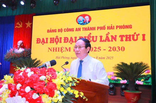 Đồng ch&iacute; L&ecirc; Tiến Ch&acirc;u, Ủy vi&ecirc;n TW Đảng, B&iacute; thư Th&agrave;nh ủy, Trưởng Đo&agrave;n ĐBQH Hải Ph&ograve;ng ph&aacute;t biểu chỉ đạo đại hội