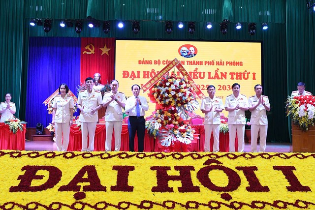 Đồng ch&iacute; L&ecirc; Tiến Ch&acirc;u, Ủy vi&ecirc;n TW Đảng, B&iacute; thư Th&agrave;nh ủy, Trưởng Đo&agrave;n ĐBQH HP tặng hoa ch&uacute;c mừng đại hội