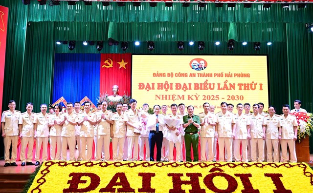 Đồng ch&iacute; L&ecirc; Tiến Ch&acirc;u, Ủy vi&ecirc;n TW Đảng, B&iacute; thư Th&agrave;nh ủy, Trưởng Đo&agrave;n ĐBQH HP v&agrave; Thượng tướng Nguyễn Văn Long, Ủy vi&ecirc;n BTV Đảng ủy CATW, Thứ trưởng Bộ C&ocirc;ng an tặng hoa ch&uacute;c mừng BCH Đảng bộ CATP, nhiệm kỳ 2025 &ndash; 2030