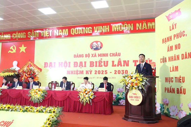 Đồng ch&iacute; Nguyễn Đức Tiến - B&iacute; thư Đảng ủy, Chủ tịch HĐND x&atilde; Minh Ch&acirc;u ph&aacute;t biểu khai mạc Đại hội