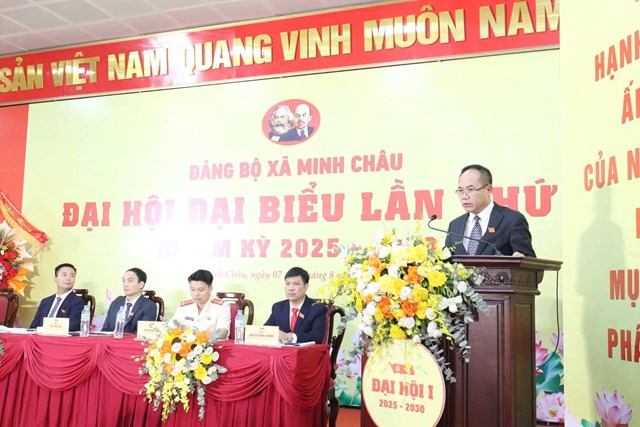 Đồng ch&iacute; Trung tướng Nguyễn Thanh T&ugrave;ng, Gi&aacute;m đốc CATP H&agrave; Nội tặng hoa ch&uacute;c mừng Ban Chấp h&agrave;nh Đảng bộ x&atilde; Minh Ch&acirc;u