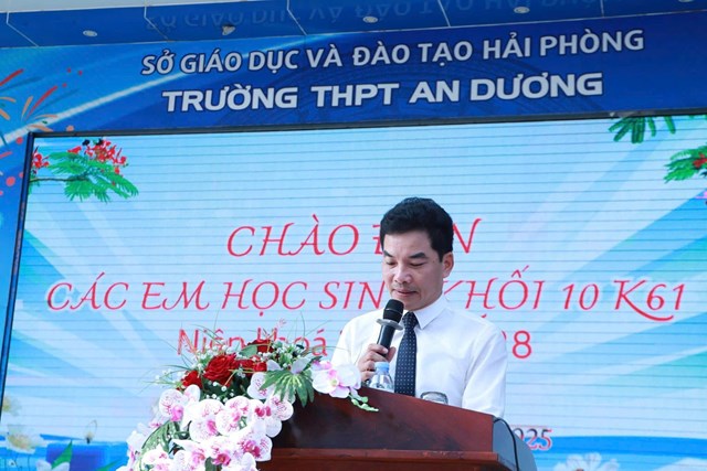Thầy Vũ Văn Huy &ndash; B&iacute; thư Đảng ủy, Hiệu trưởng nh&agrave; trường ph&aacute;t biểu ch&uacute;c mừng v&agrave; truyền cảm hứng tới 953 t&acirc;n học sinh lớp 10.