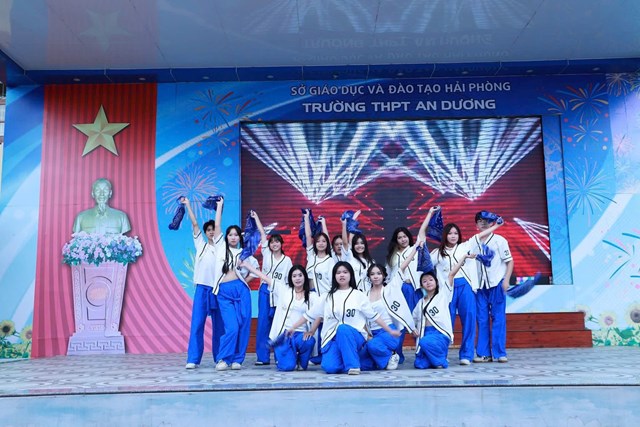 Tiết mục văn nghệ s&ocirc;i động do học sinh c&aacute;c c&acirc;u lạc bộ biểu diễn, thể hiện sắc m&agrave;u tuổi trẻ THPT An Dương.