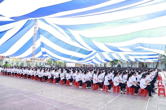 Kh&ocirc;ng kh&iacute; trang trọng, ấm &aacute;p tại Chương tr&igrave;nh ch&agrave;o đ&oacute;n T&acirc;n học sinh Kh&oacute;a 61 &ndash; Trường THPT An Dương, s&aacute;ng 8/8/2025.