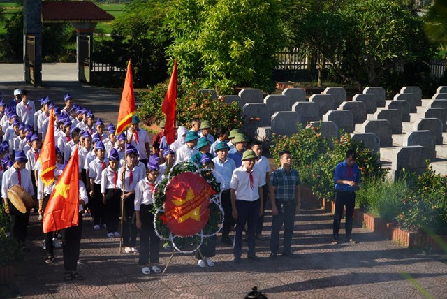 Đo&agrave;n Ban chấp h&agrave;nh Đảng bộ, Thường trực HĐND, l&atilde;nh đạo UBND, Ban chỉ đạo hoạt động h&egrave; v&agrave; Chiến dịch TNTN x&atilde; Đ&ocirc;ng Xuy&ecirc;n tổ chức Viếng Nghĩa trang Liệt sĩ.