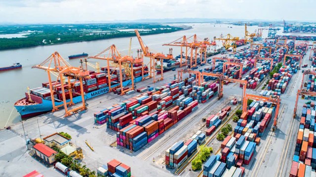 To&agrave;n cảnh cảng Lạch Huyện cửa ng&otilde; giao thương quốc tế của Hải Ph&ograve;ng.