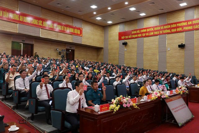 C&aacute;c đại biểu biểu quyết th&ocirc;ng qua c&aacute;c nội dung chương tr&igrave;nh Đại hội.