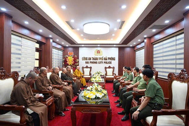 Đại diện BTS GHPGVN v&agrave; l&atilde;nh đạo C&ocirc;ng an TP Hải Ph&ograve;ng tại buổi gặp mặt.