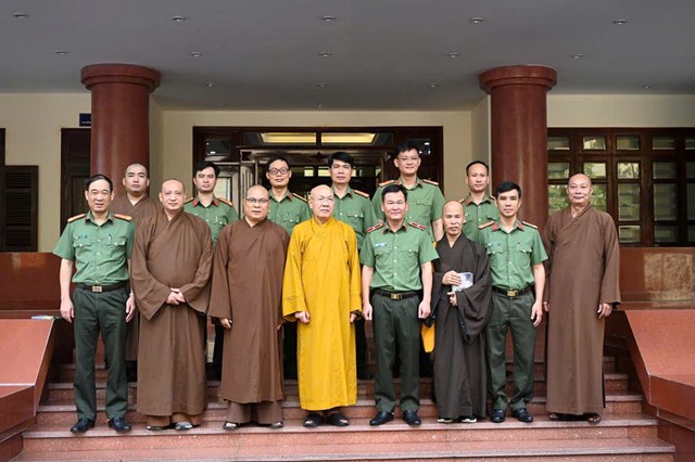 Ph&aacute;i đo&agrave;n BTS GHPGVN TP Hải Ph&ograve;ng v&agrave; tập thể l&atilde;nh đạo C&ocirc;ng an th&agrave;nh phố chụp ảnh lưu niệm.