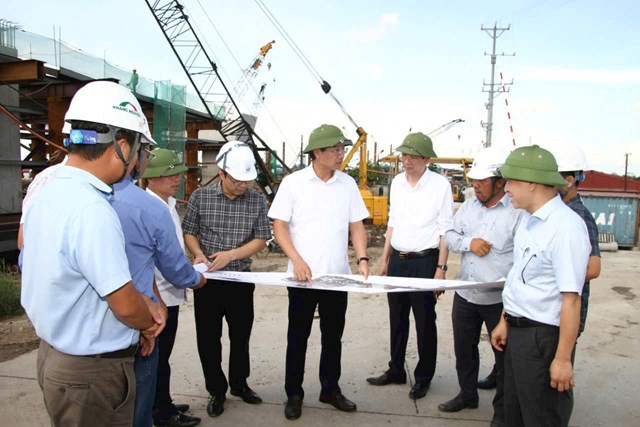 Ph&oacute; Chủ tịch Thường trực UBND TP Hải Ph&ograve;ng L&ecirc; Anh Qu&acirc;n trao đổi, chỉ đạo tại khu vực thi c&ocirc;ng dự &aacute;n t&aacute;i định cư.