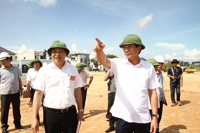 Ph&oacute; Chủ tịch Thường trực UBND TP Hải Ph&ograve;ng L&ecirc; Anh Qu&acirc;n nghe b&aacute;o c&aacute;o phương &aacute;n thi c&ocirc;ng tại c&ocirc;ng trường dự &aacute;n đường V&agrave;nh đai 2.